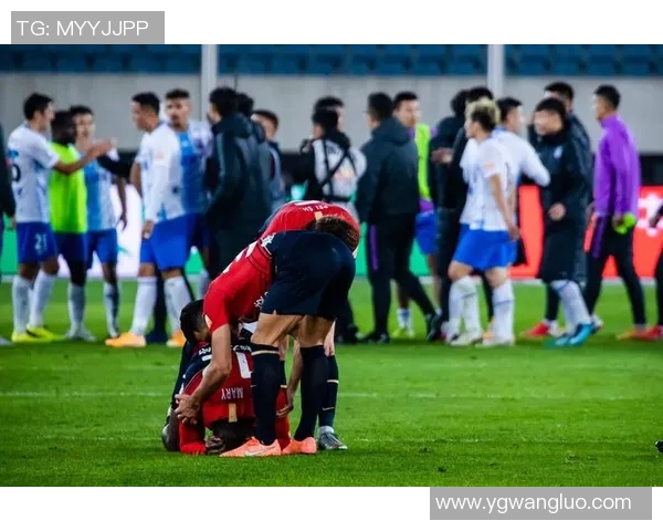深圳足球队战术之争引发热议球迷与专家各执己见探讨未来发展方向